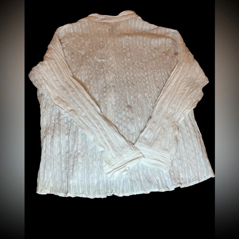 Chico’s white crinkly button‎ up long sleeve top, ladies’ size large